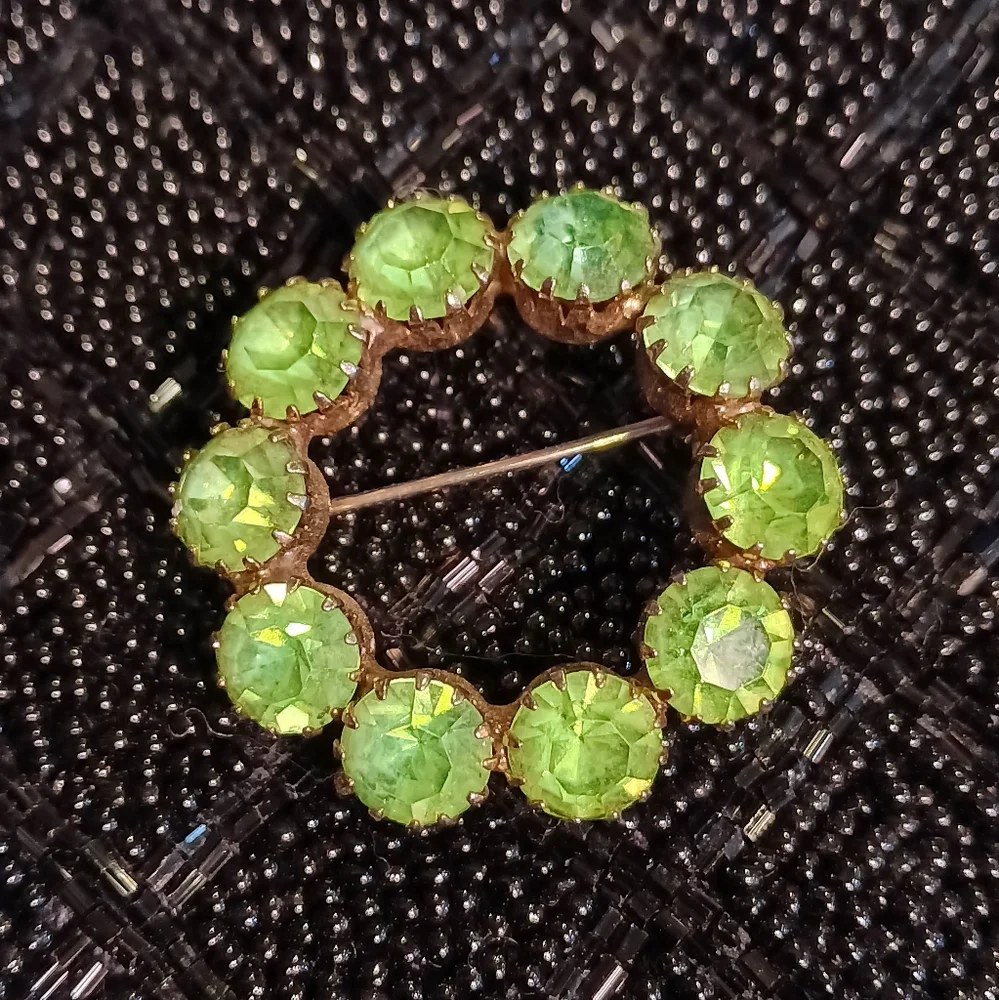 Vintage rhinestone 10 stone light green wreath shaped brooch. - Picture 5 of 13